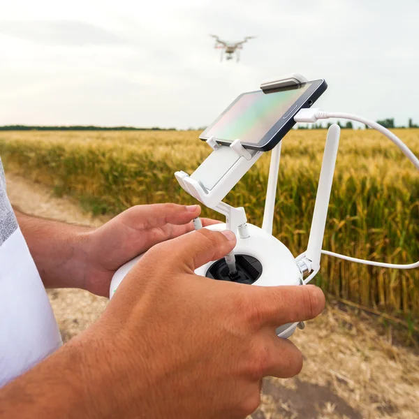 Unmanned copter. Man controls quadrocopter flight. — Stock Photo, Image