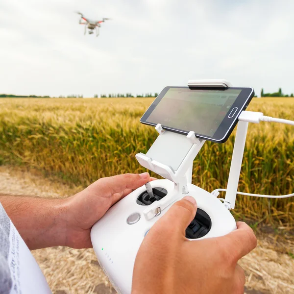 Helicóptero não tripulado. Homem controla voo quadrocopter . — Fotografia de Stock