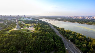 Paton Köprüsü'nden Kiev şehir panoraması. Havadan görünümü.