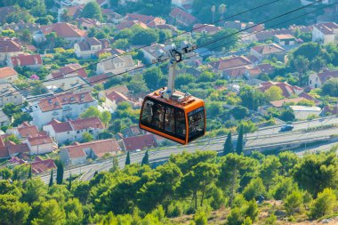 Teleferik turuncu kabin Dubrovnik duruyor. Hırvatistan.