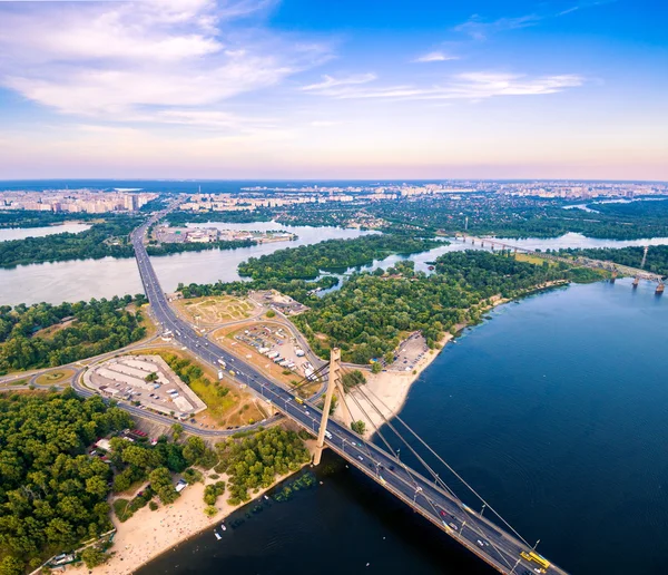 Vista aérea da rodovia e ponte de Moscou através do Dnieper . — Fotografia de Stock
