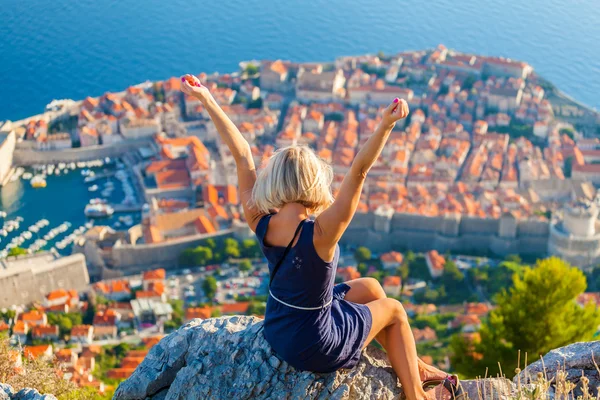 Genç kadın turist Dubrovnik eski şehir için görünüyor.