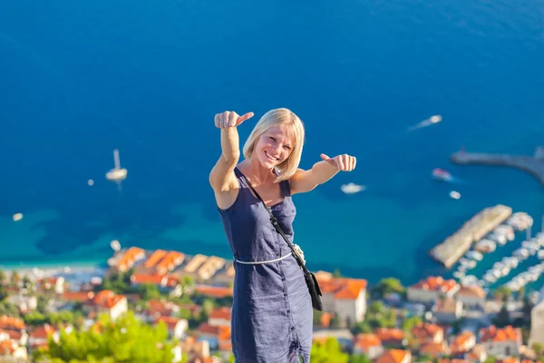 Mujer joven turista mira a la ciudad vieja de Dubrovnik . —  Fotos de Stock