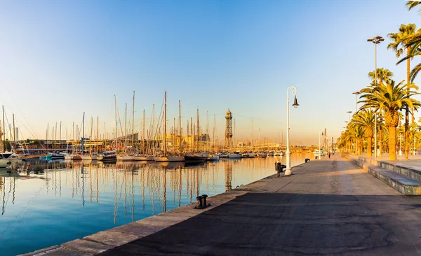 Puerto de yates en Barcelona al amanecer. Viajar a España . — Foto de Stock