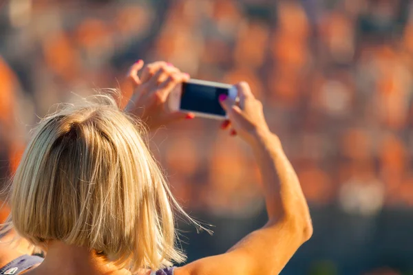 女性旅行者使杜布罗夫尼克的一张照片到手机. — 图库照片