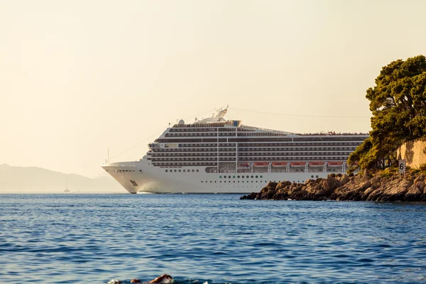 Luxus tengerjáró hajó, vitorlázás a Dubrovnik kikötőjétől. — Stock Fotó