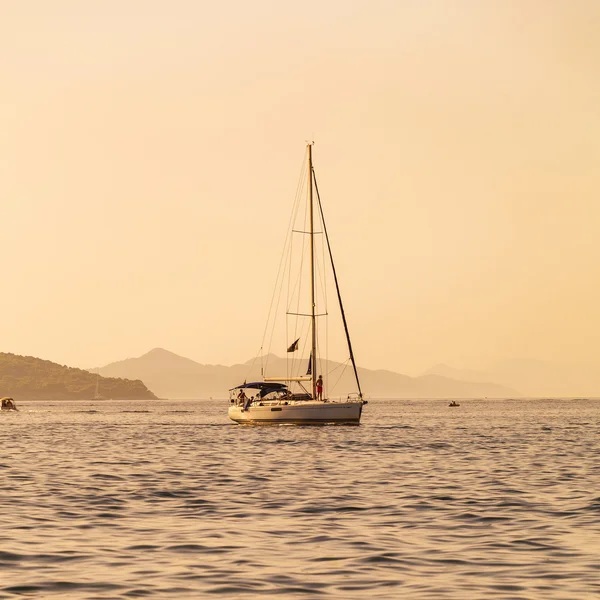 Boot in de zee in de buurt van de rotsachtige kust. Dubrovnik, Kroatië — Stockfoto