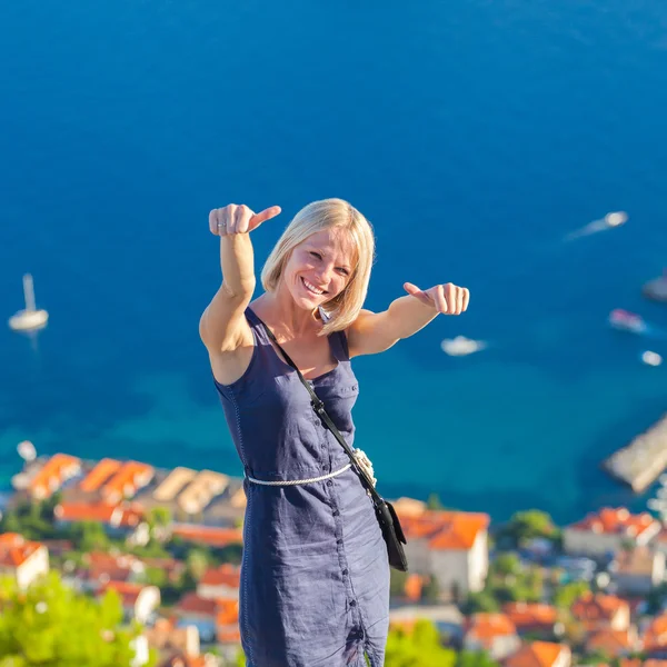 Mujer joven turista mira a la ciudad vieja de Dubrovnik . — Foto de Stock