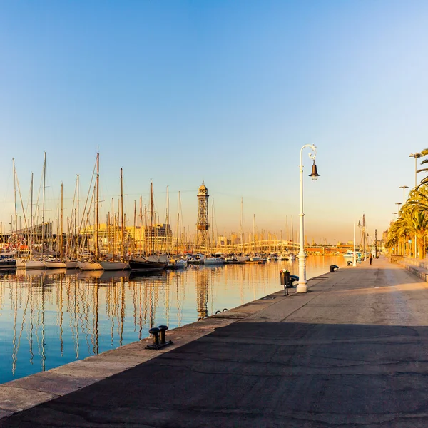 Puerto de yates en Barcelona al amanecer. Viajar a España . — Foto de Stock