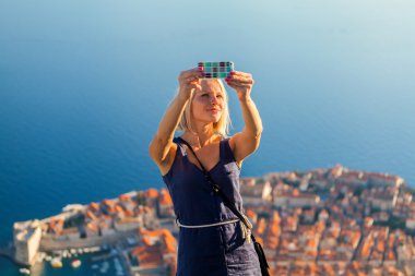 Kadın Gezgin telefona selfy bir fotoğraf yapmak.