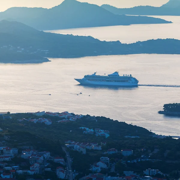 Capas de montaña en el mar Adriático. Puesta de sol. Dubrovnik. Croacia — Foto de Stock