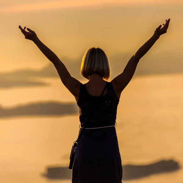 Žena stojící na pozadí zálivu v Dubrovníku. Chorvatsko — Stock fotografie