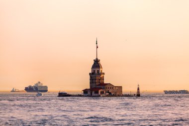 Istanbul'da Maidens Tower adlı günbatımı. Seyahat Türkiye.