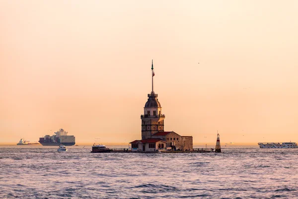 Torre das Donzelas ao pôr-do-sol em Istambul. Viagem Turquia . — Fotografia de Stock