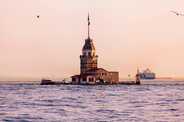 Maidens toren bij zonsondergang in Istanbul. Reizen Turkije. — Stockfoto