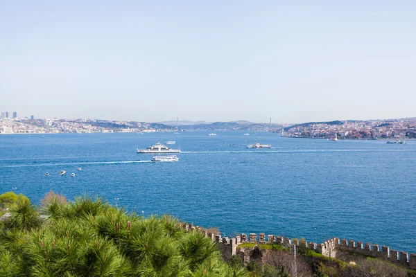 Istanboel en de Bosporus uitzicht vanaf het Topkapi paleis. Reizen Turkije — Stockfoto