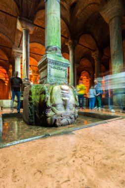 Istanbul, Türkiye. Yerebatan Sarnıcı Medusa heykel.