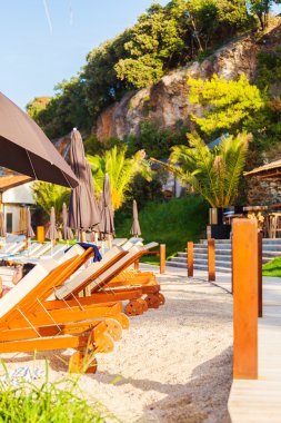 Şezlonglar deniz kenarı ile lüks plaj. Dubrovnik, Hırvatistan.