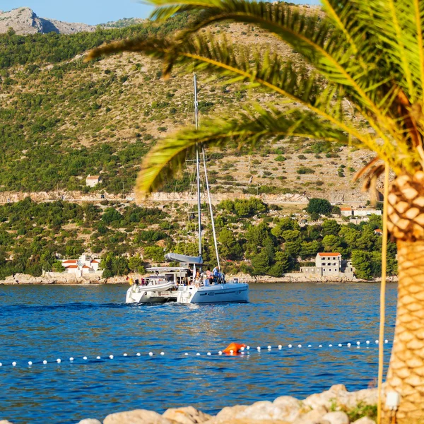 Barco en el mar cerca de la costa rocosa. Dubrovnik, Croacia — Foto de Stock