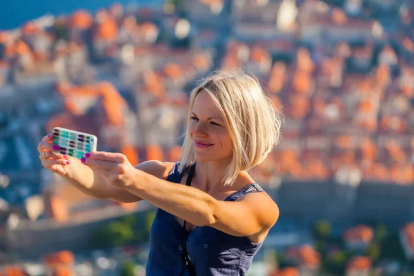 Vrouwelijke reiziger een selfy foto maken op de telefoon. — Stockfoto