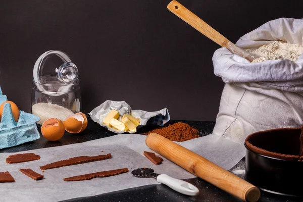 Der Prozess des Backens von Schokoladenkuchenbasis aus Mürbeteig. — Stockfoto