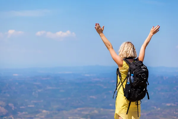 Voyageuse debout sur la colline et regarde vers la vallée . — Photo