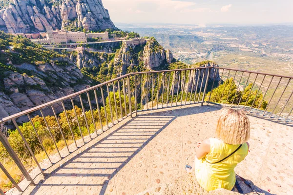 Female traveler enjoy the view of Montserrat monastery near Barcelona. — Stock Photo, Image