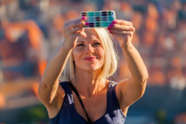 Kadın Gezgin telefona selfy bir fotoğraf yapmak.