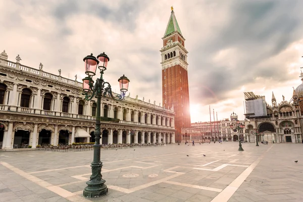 San Marco Meydanı Sunrise Campanile ile. Venedik, İtalya.