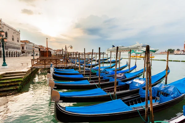 Pier góndolas cerca de Piazza San Marco en Venecia al amanecer . — Foto de Stock