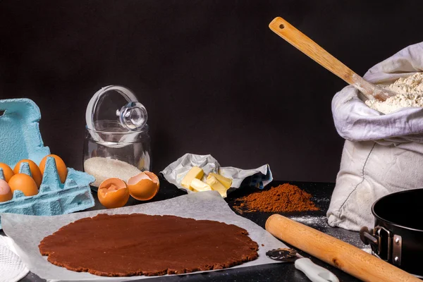 Der Prozess des Backens von Schokoladenkuchenbasis aus Mürbeteig. — Stockfoto