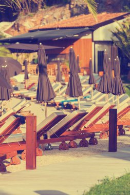 Şezlonglar deniz kenarı ile lüks plaj. Dubrovnik, Hırvatistan.