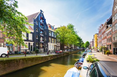 Tipik Amsterdam kanal ve renkli evleri ile sokakta. Hollanda.