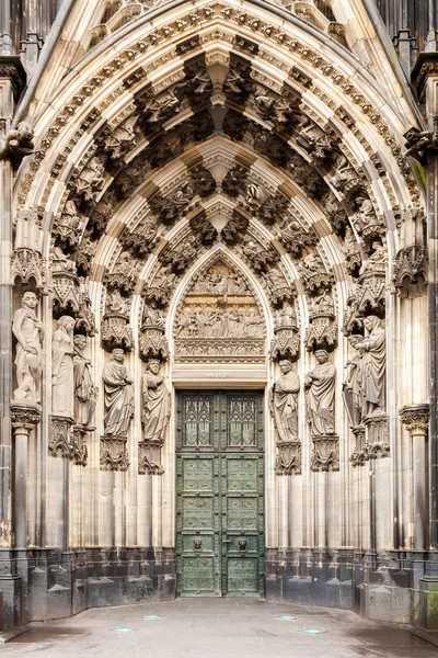 Beelden rondom de westelijke ingang van de kathedraal van Keulen, Duitsland. — Stockfoto