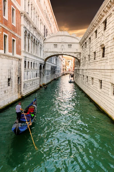 Bridge of Sighs ve kayan gondol. Venedik. İtalya. — Stok fotoğraf