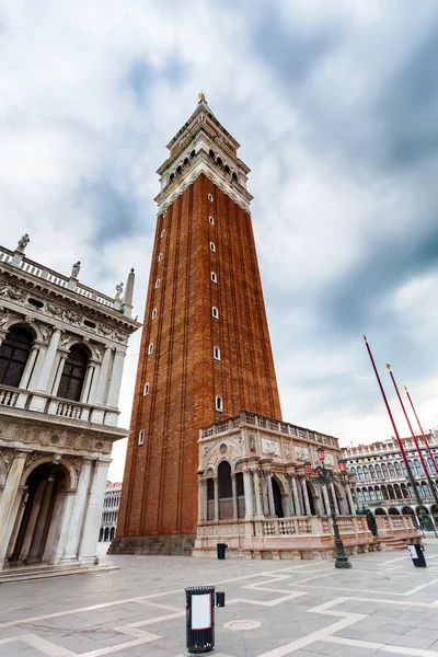 San Marco plein met Campanile in sunrise. Venetië, Italië. — Stockfoto