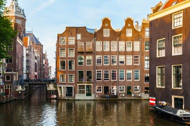Tipik Amsterdam kanal ve renkli evleri ile sokakta. Hollanda.