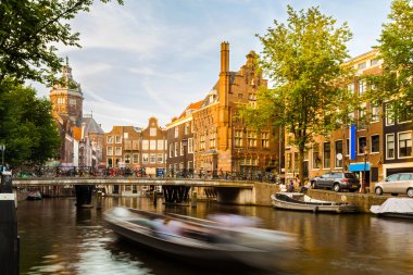 Tipik Amsterdam kanal ve renkli evleri ile sokakta. Hollanda.