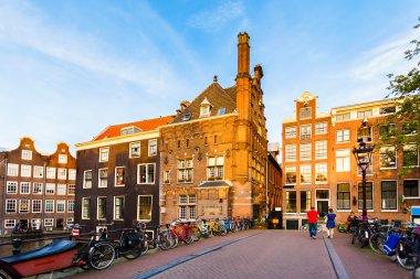 Tipik Amsterdam kanal ve renkli evleri ile sokakta. Hollanda.