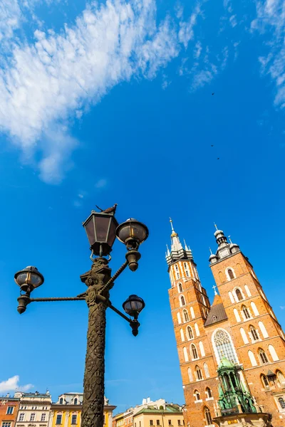 Kyrkan St Mary i stora torget. Krakow. — Stockfoto