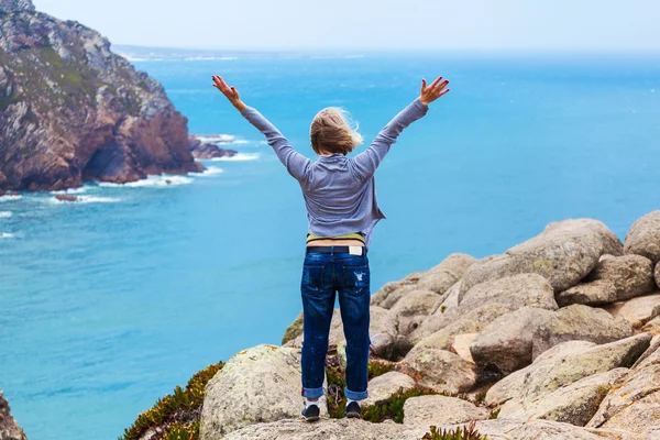 Šťastná žena turistické stojící na mys Roca, Sintra, Portugalsko — Stock fotografie