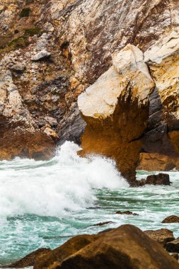 İzole beach yakınındaki Cape Roca Atlantik kıyısında büyük ayı