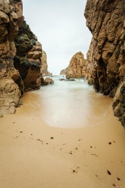 İzole beach yakınındaki Cape Roca Atlantik kıyısında büyük ayı