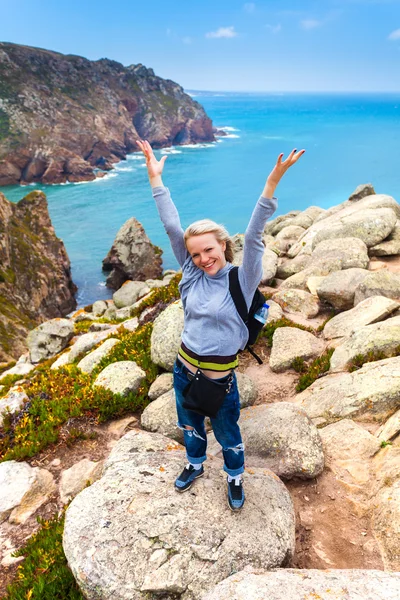 Glad kvinnlig turist står på Kap Roca, Sintra, Portugal — Stockfoto
