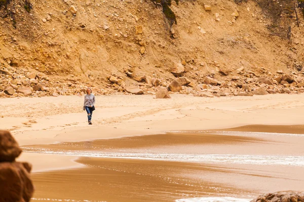 Chica caminando en la playa de Ursa cerca de Cape Roca — Foto de Stock
