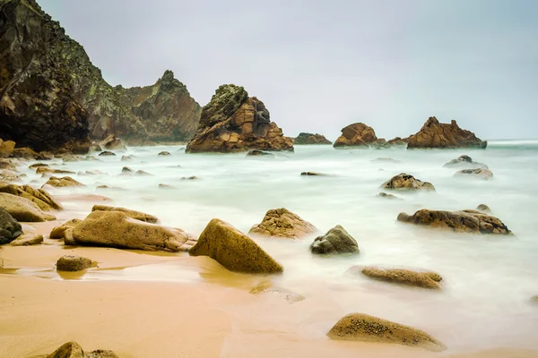 Praia isolada Ursa na costa atlântica perto do Cabo Roca — Fotografia de Stock