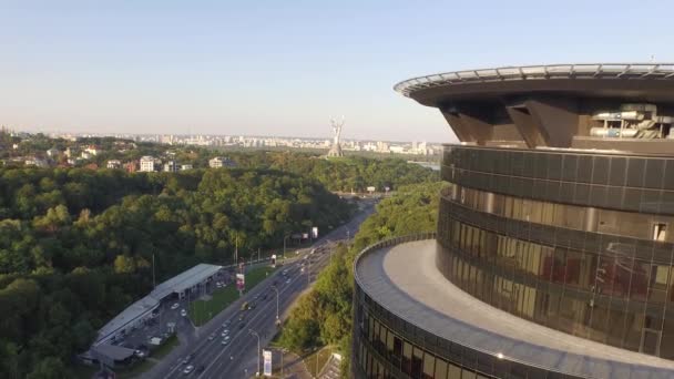 Reibungsloser Flug um ein modernes Bürogebäude in Kiev. Ukraine — Stockvideo