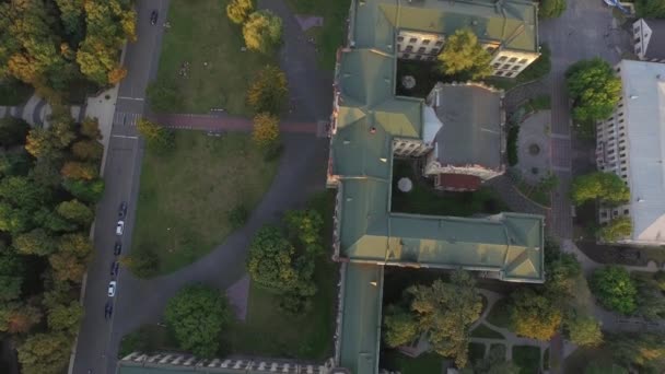 Letecký pohled na starou budovu univerzitního KUV v Kyjevě, Ukrajina. — Stock video
