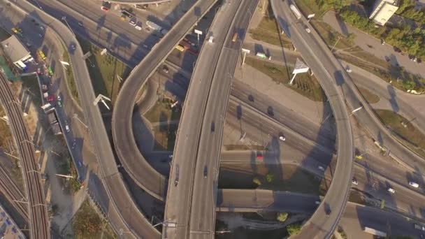 Aerial footage av motorvägen och överfart med bilar och lastbilar. — Stockvideo