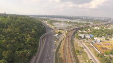 Otoyol ve Üstgeçit otomobil ve kamyon ile havadan görüntüleri.